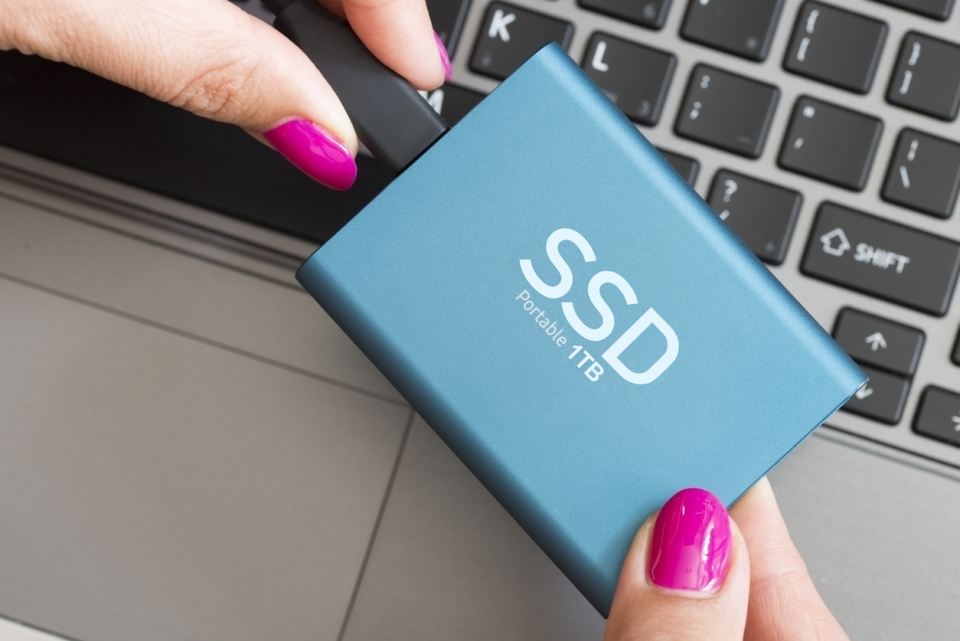 Kvinna kopplar in SSD-disk i sin dator.
