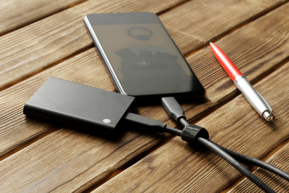 SSD-disck kopplad till en mobiltelefon.