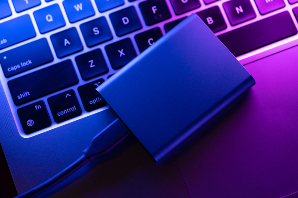 En SSD-disk ligger på en laptop.